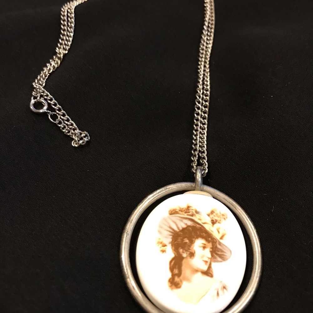 Vintage lady pendant necklace - Picture 6 of 7